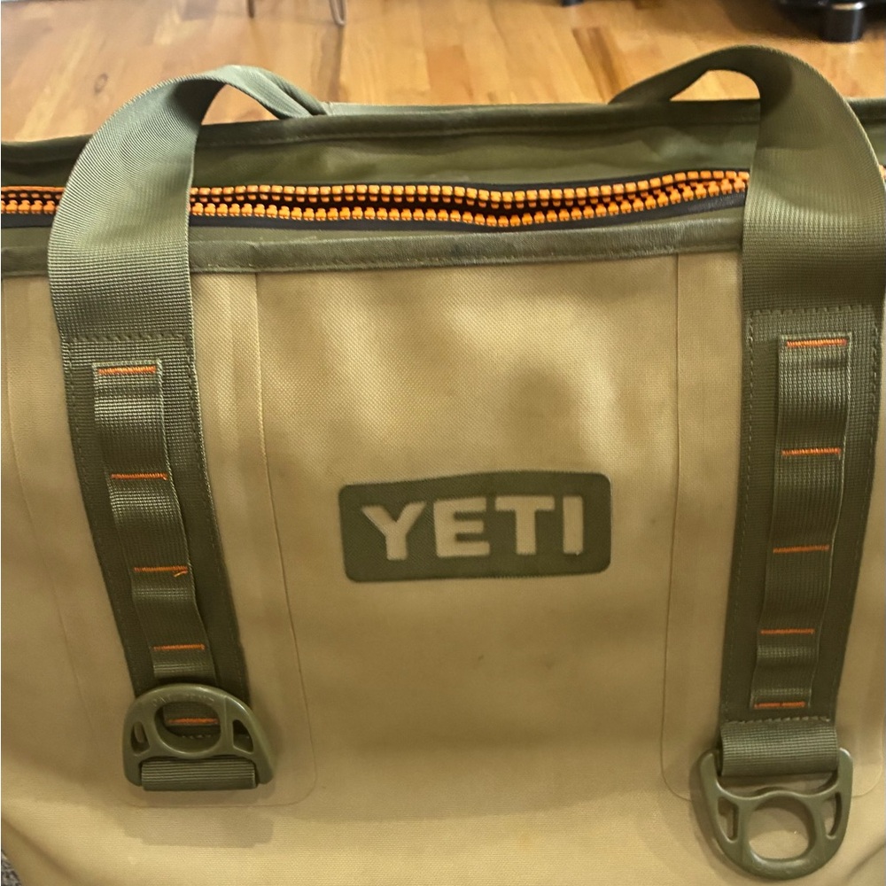 YETI Tan & Olive Ranger cooler Bag - Durable Men's Carryall - Picture 3 of 13